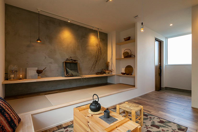 На фото: открытая гостиная комната среднего размера в скандинавском стиле с белыми стенами, паркетным полом среднего тона, телевизором на стене, коричневым полом, потолком с обоями и обоями на стенах без камина с