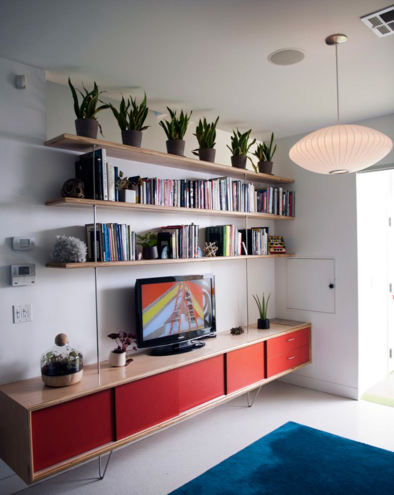 Cette image montre une salle de séjour minimaliste ouverte avec une bibliothèque ou un coin lecture, un mur blanc, un sol en linoléum, un téléviseur indépendant et un sol blanc.