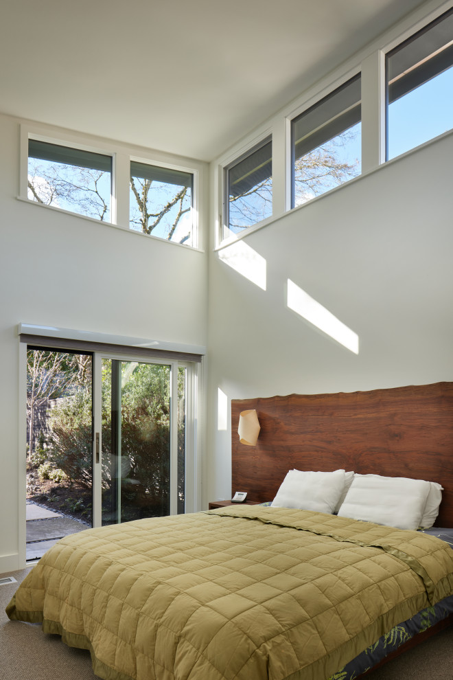Photo of a medium sized midcentury master bedroom in Seattle with carpet, grey floors and a vaulted ceiling.