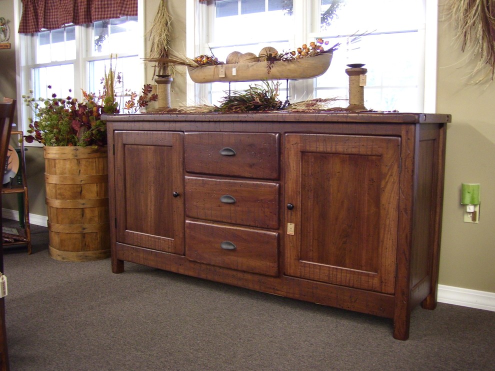 Inspiration for a rustic dining room remodel in Cedar Rapids
