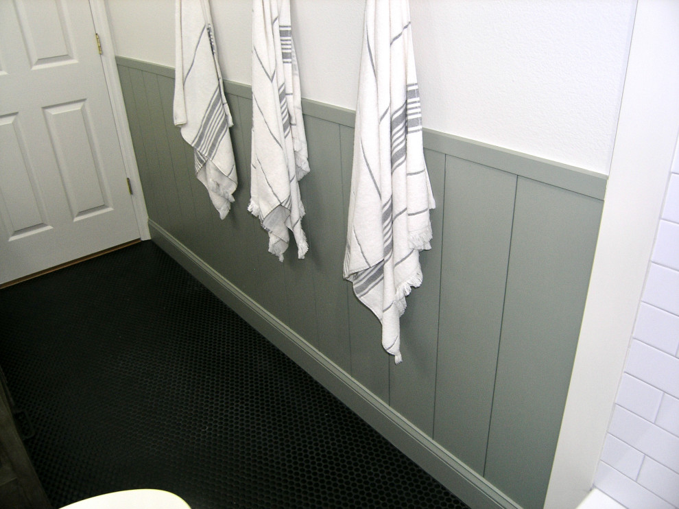 Idéer för att renovera ett litet vintage grå grått badrum för barn, med ett badkar i en alkov, en toalettstol med separat cisternkåpa, vit kakel, keramikplattor, gröna väggar, klinkergolv i småsten och brunt golv