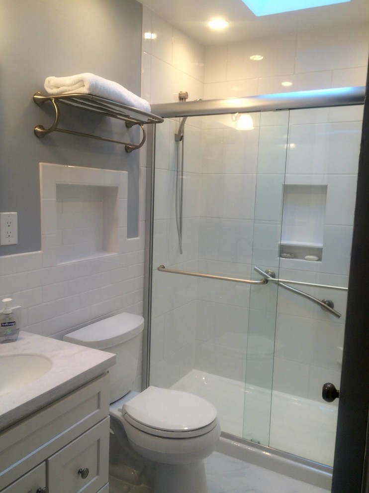 Home design - small transitional home design idea