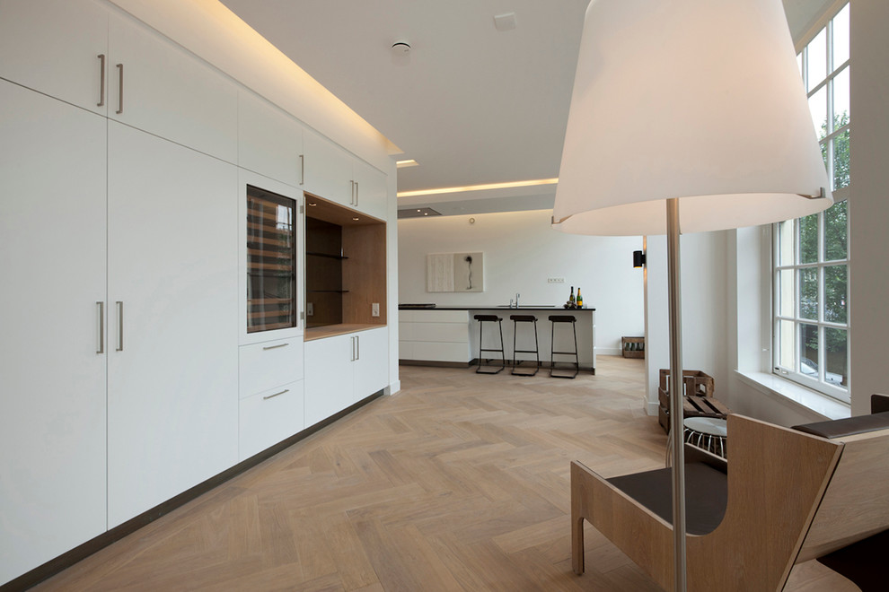 This is an example of a contemporary kitchen in Amsterdam.
