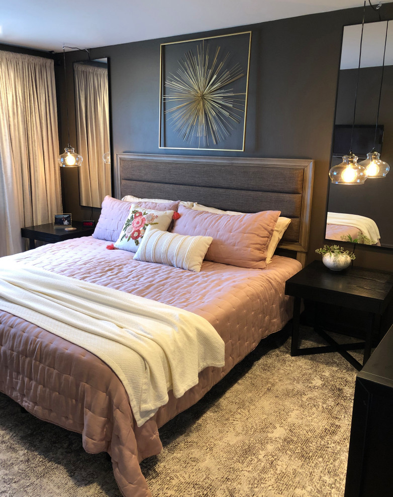 Imagen de dormitorio principal minimalista pequeño sin chimenea con paredes marrones, suelo de madera en tonos medios y suelo multicolor