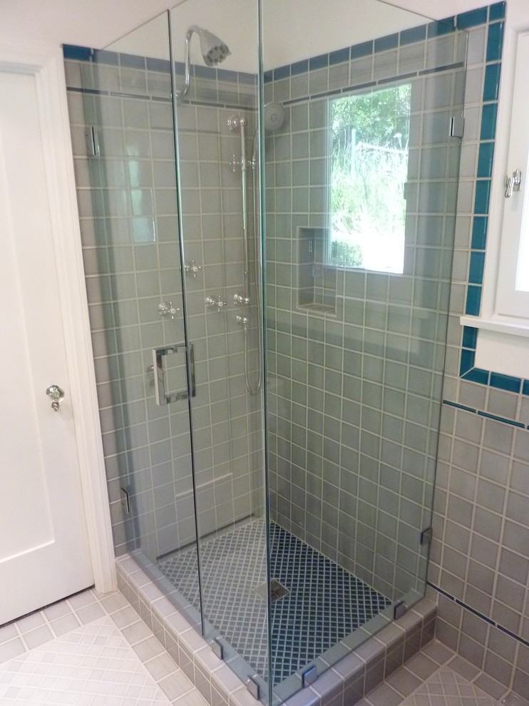 This is an example of a small contemporary bathroom in Los Angeles.