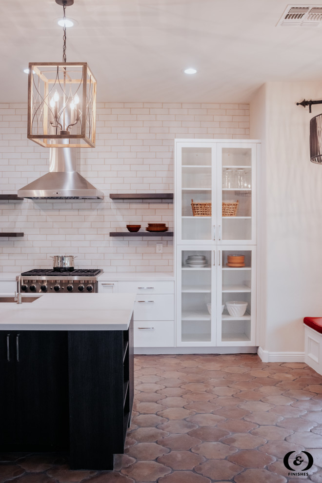 Example of a transitional home design design in Phoenix