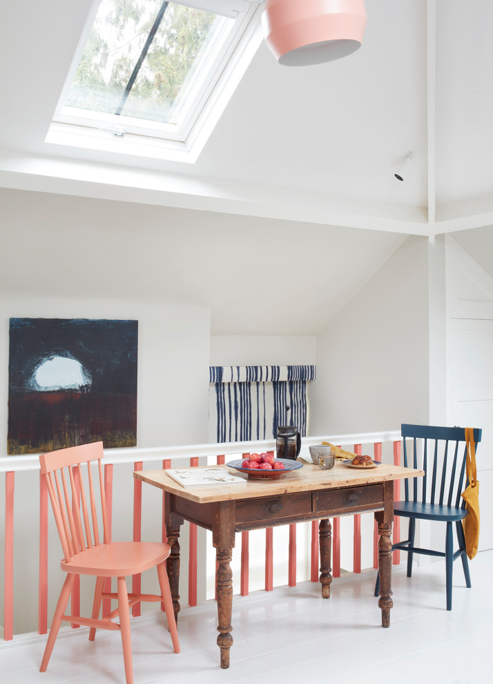 Cette photo montre une petite salle à manger ouverte sur la cuisine tendance avec un mur blanc et parquet peint.