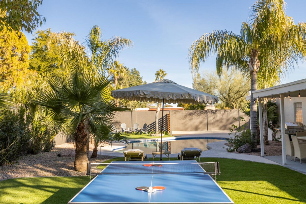 Inspiration for a transitional pool remodel in Phoenix