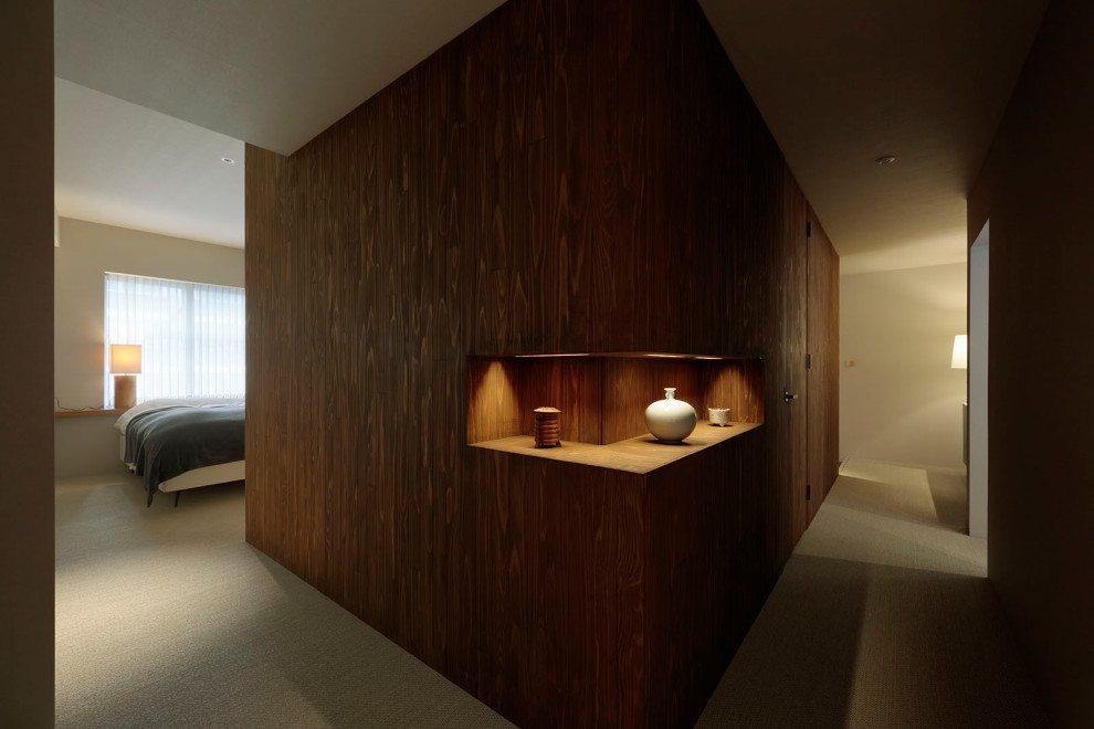 Cette image montre un couloir minimaliste de taille moyenne avec un mur gris, sol en stratifié, un sol gris, un plafond en papier peint et boiseries.