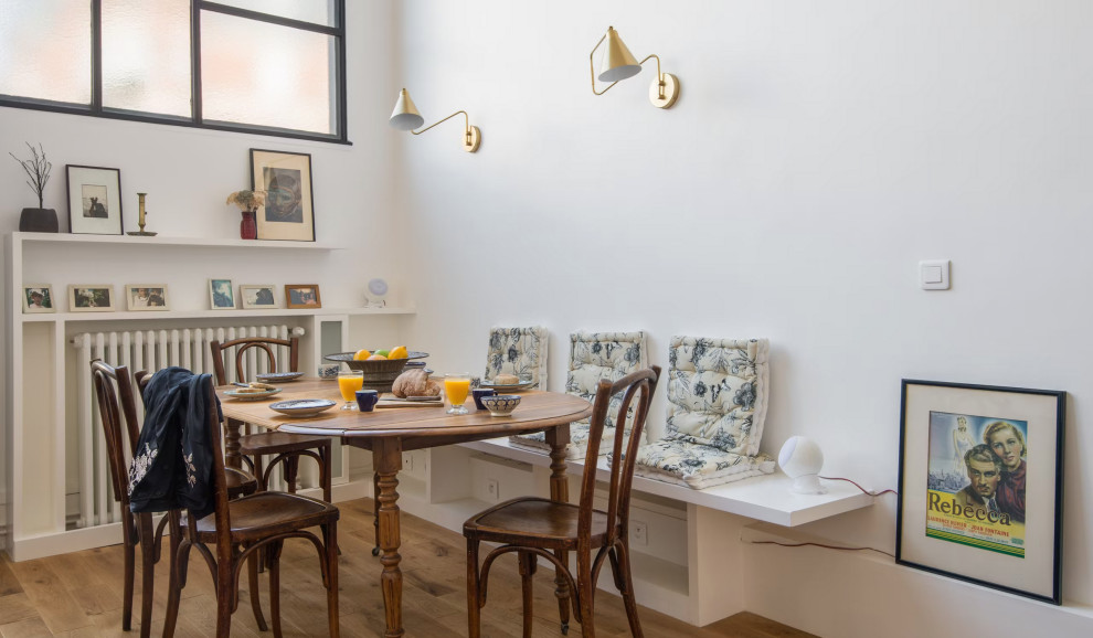 Idées déco pour une salle à manger contemporaine de taille moyenne avec une banquette d'angle, parquet clair et verrière.