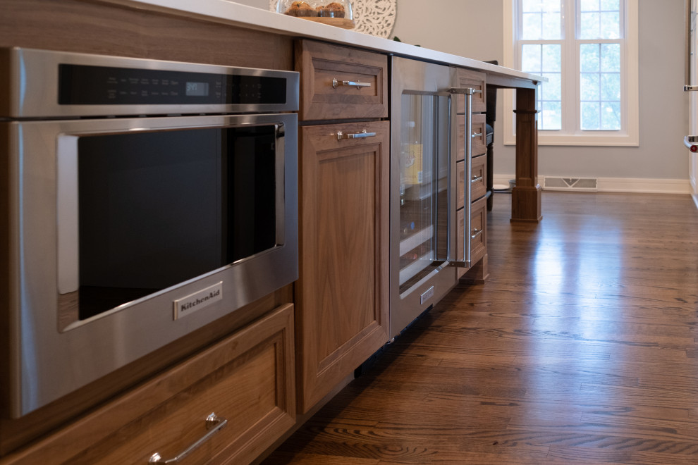 Kitchen - rustic kitchen idea in Chicago