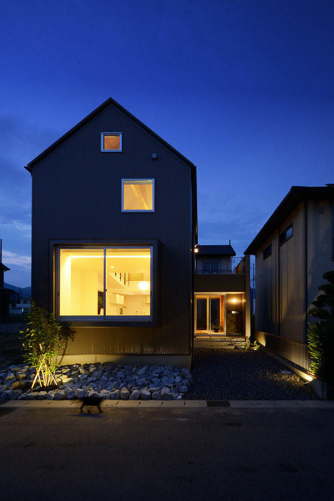 Diseño de fachada de casa verde y gris escandinava de tamaño medio de dos plantas con revestimiento de metal, tejado a dos aguas, tejado de metal y panel y listón