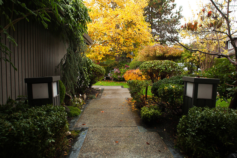 Transitional home design photo in Vancouver