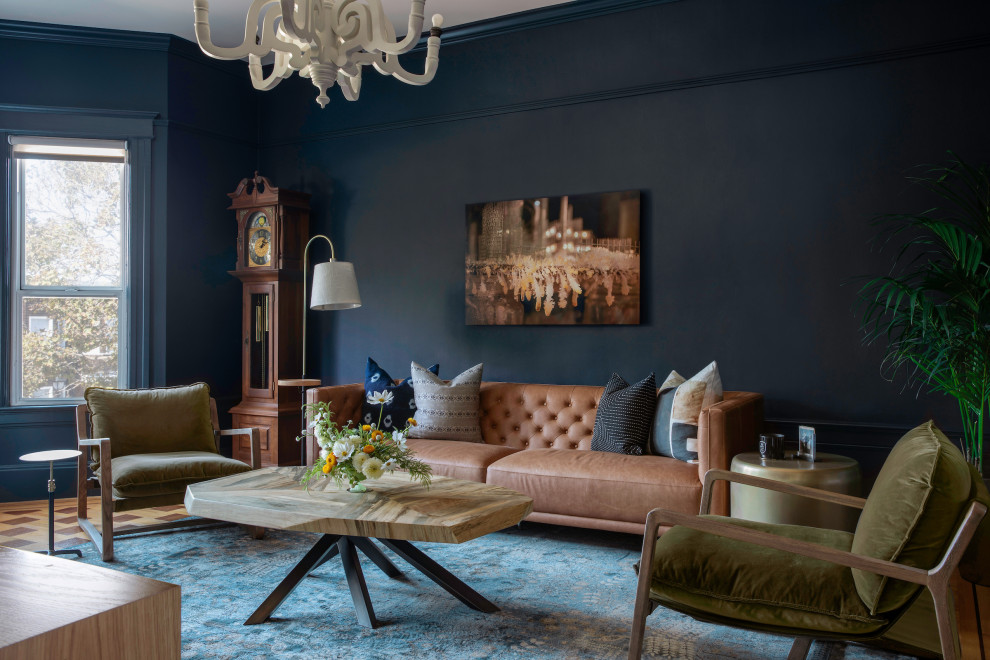 Modernes Wohnzimmer mit blauer Wandfarbe, braunem Holzboden und braunem Boden in San Francisco
