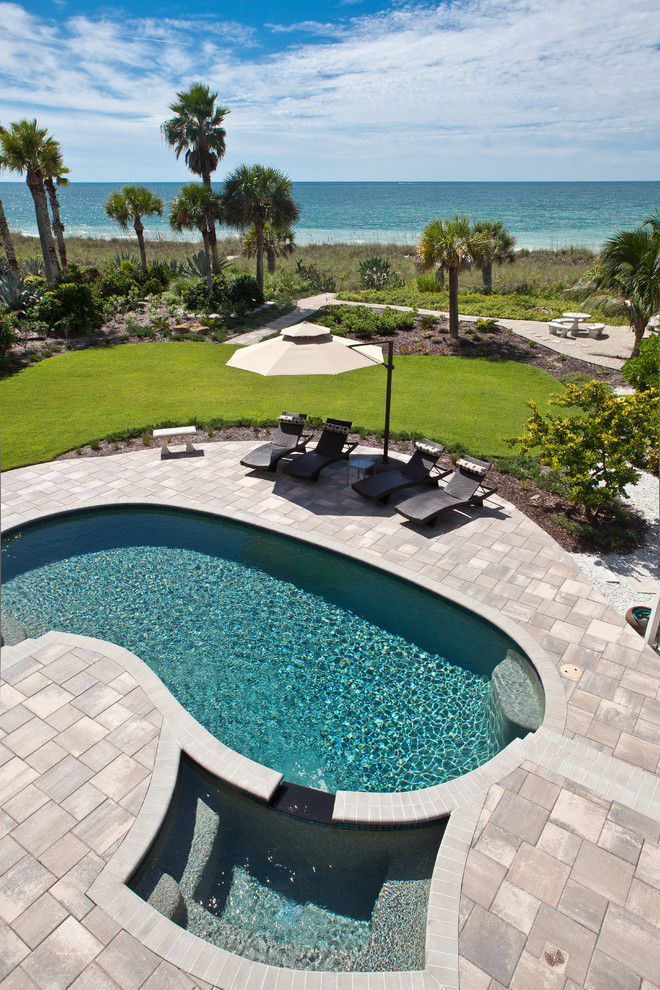 Design ideas for a tropical kidney-shaped pool in Tampa.