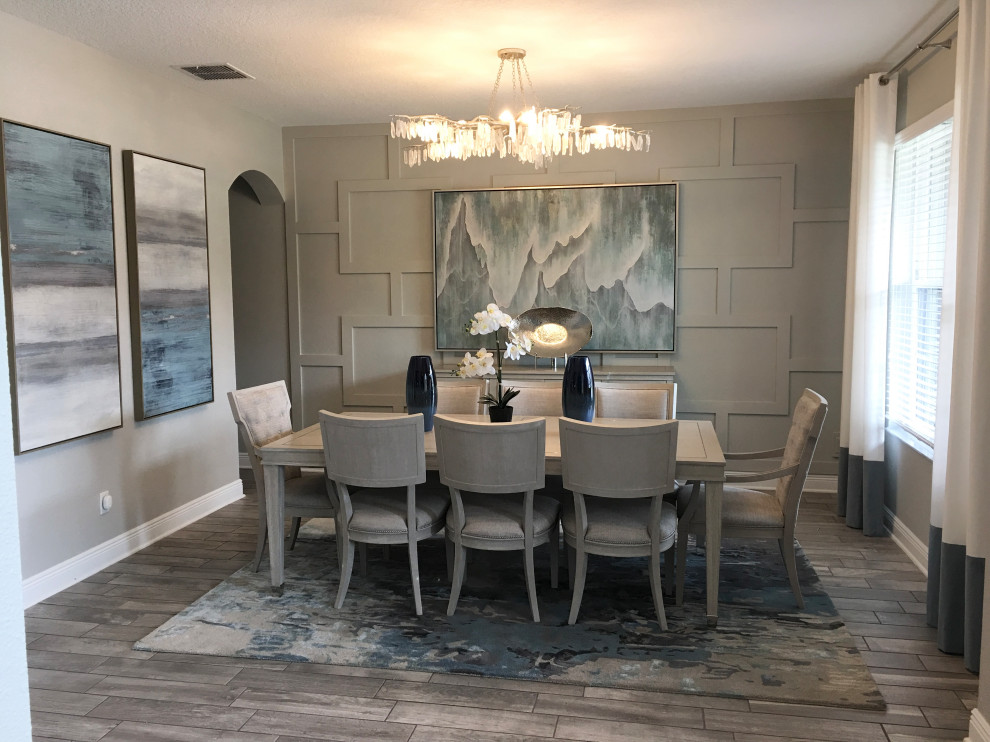 Maritime Wohnküche mit grauer Wandfarbe, Porzellan-Bodenfliesen, grauem Boden und vertäfelten Wänden in Tampa