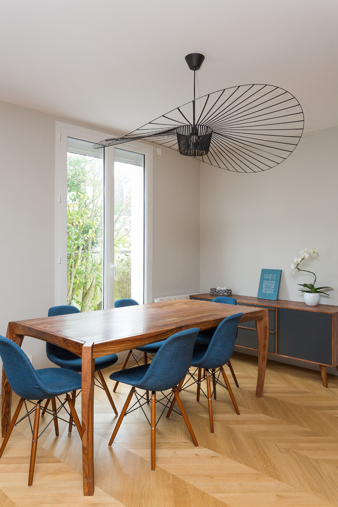 This is an example of a contemporary dining room in Paris.
