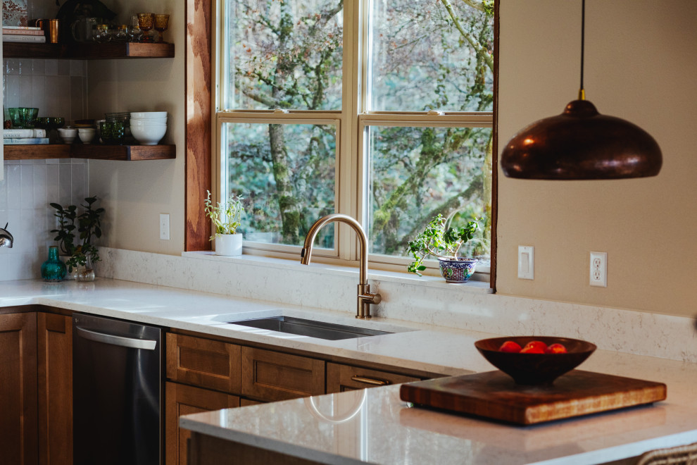 Example of a mountain style home design design in Seattle