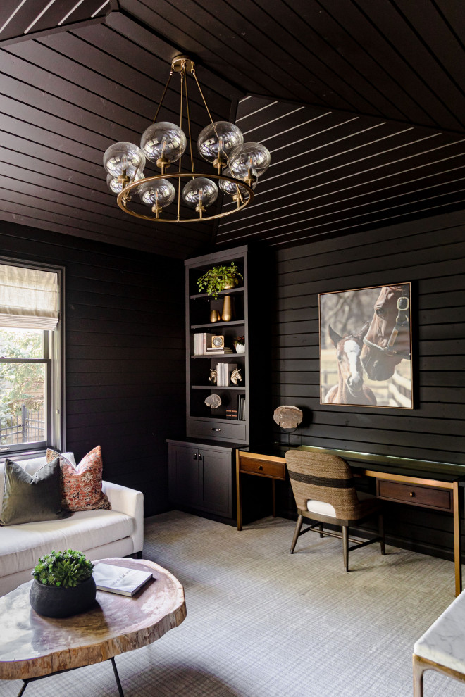 Ispirazione per un piccolo ufficio stile rurale con pareti nere, moquette, scrivania incassata, pavimento multicolore, soffitto in legno e pareti in legno