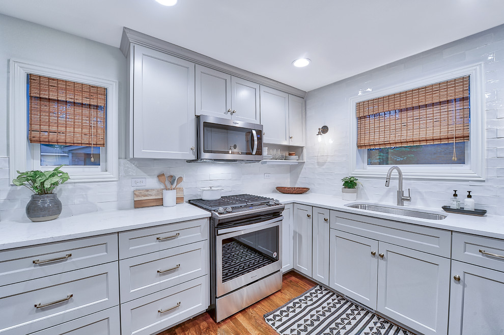Transitional kitchen photo in Chicago