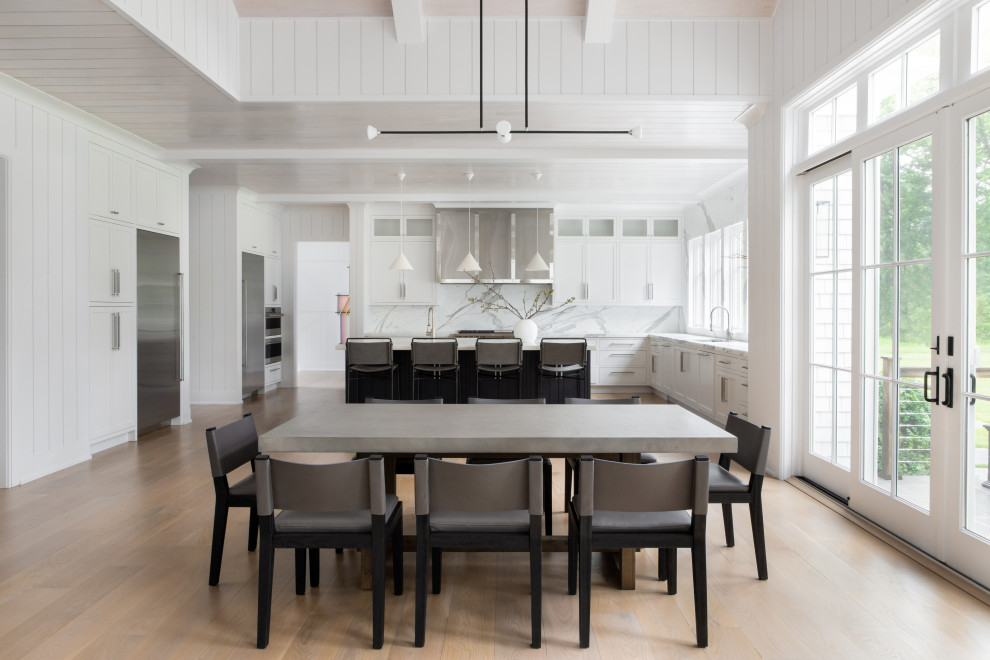 Immagine di una grande sala da pranzo aperta verso la cucina classica con parquet chiaro, pavimento marrone e soffitto in perlinato