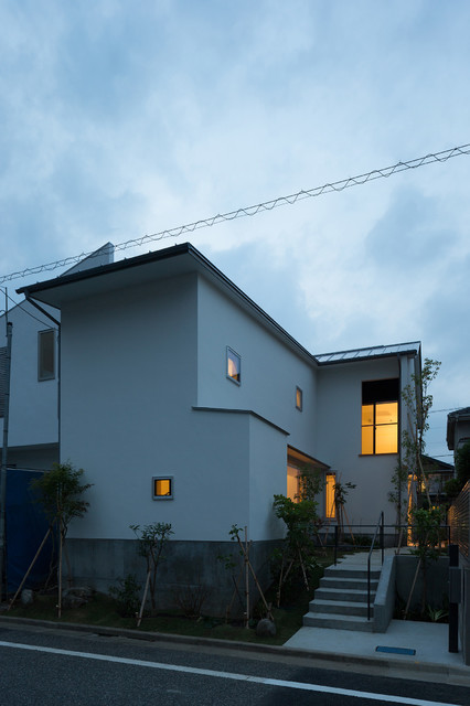 小さな庭の家 moderno-facciata