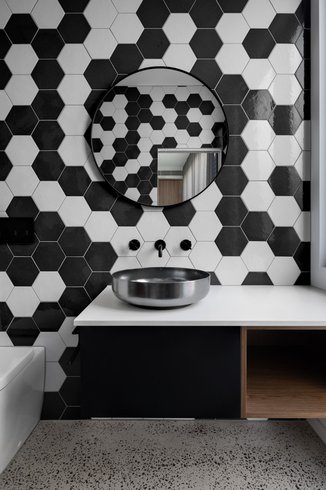 Diseño de cuarto de baño único y flotante actual con baldosas y/o azulejos blancas y negros, lavabo sobreencimera y encimeras blancas