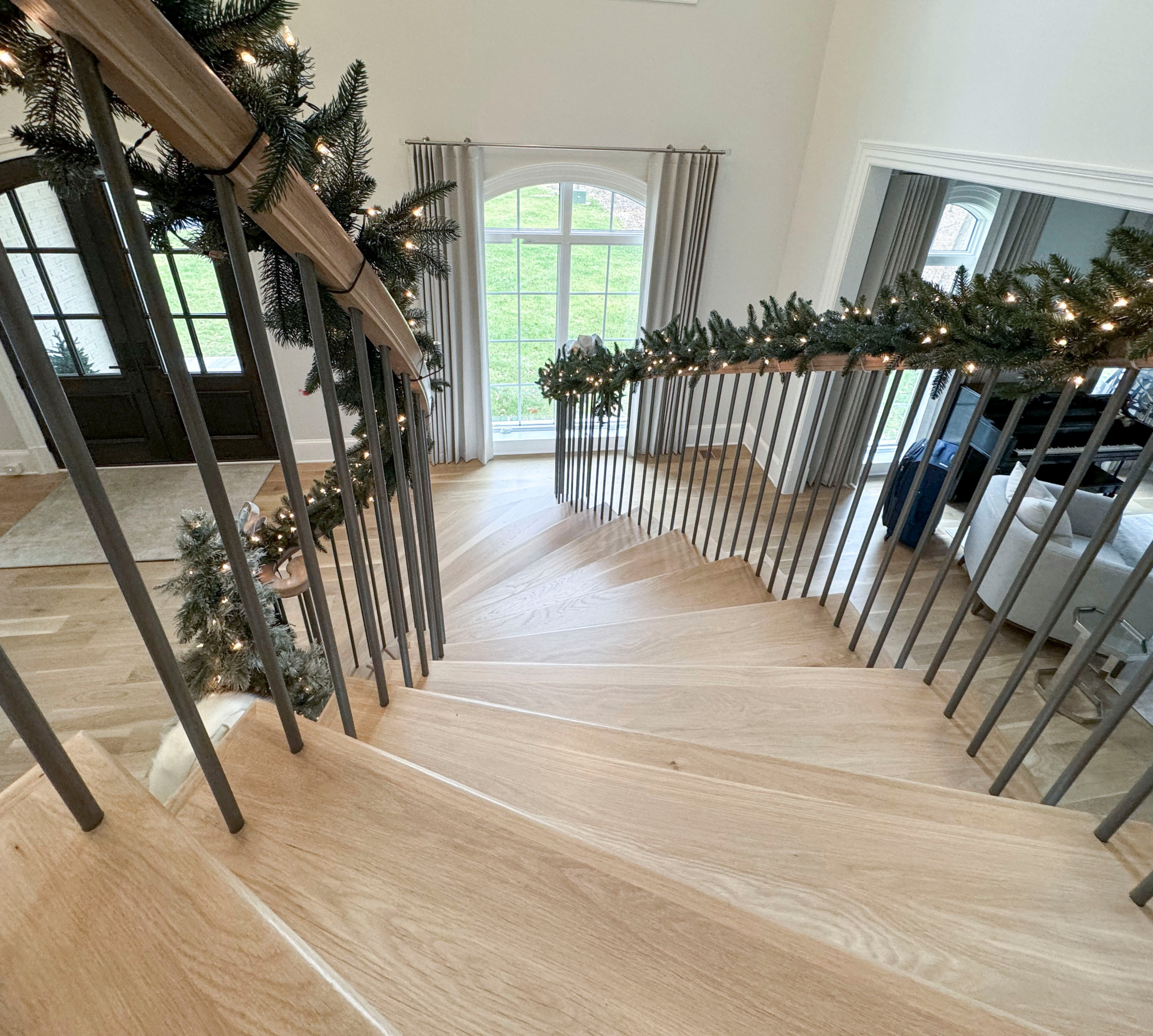116_Elegant & Eye-catching Curved Staircase, Leesburg VA 20175