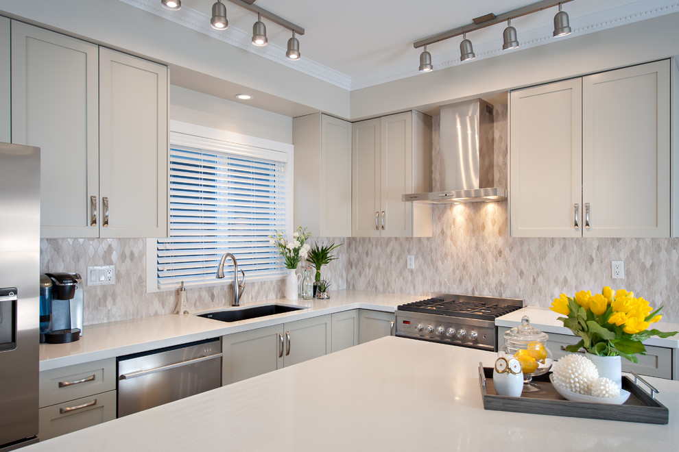 Kitchen - transitional kitchen idea in Vancouver