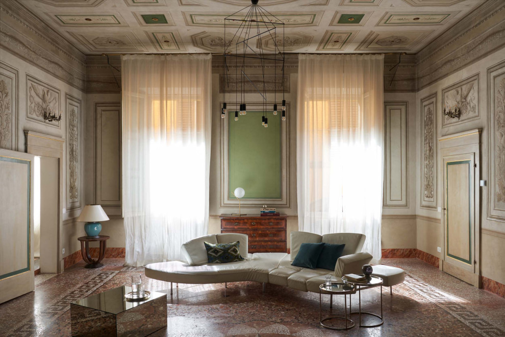 Ispirazione per un soggiorno classico con pavimento in marmo e con abbinamento di mobili antichi e moderni