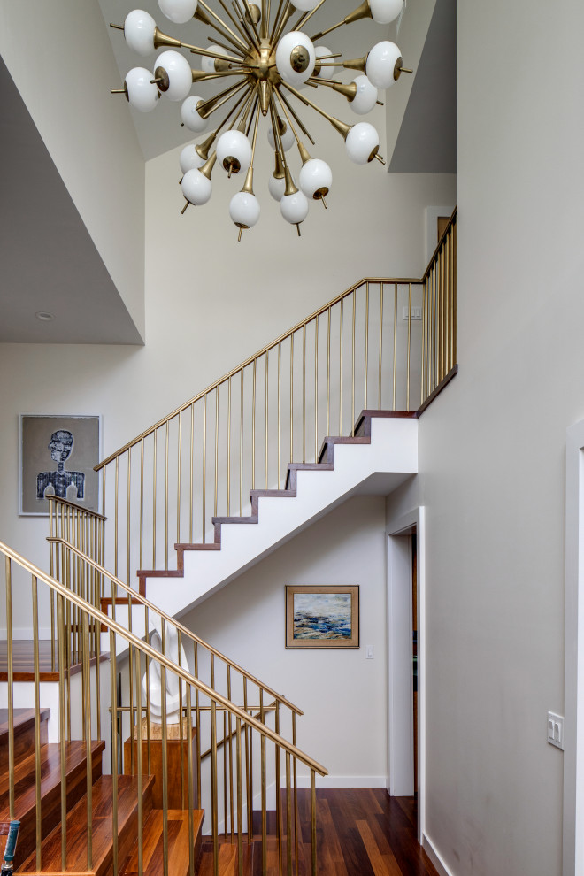 Стильный дизайн: огромная п-образная деревянная лестница в стиле ретро с деревянными ступенями и металлическими перилами - последний тренд