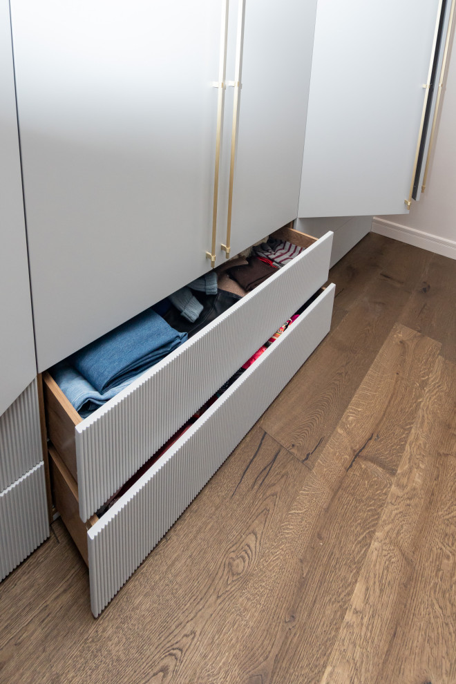 Меблировка спальни: шкаф, стеллаж и стол-подоконник