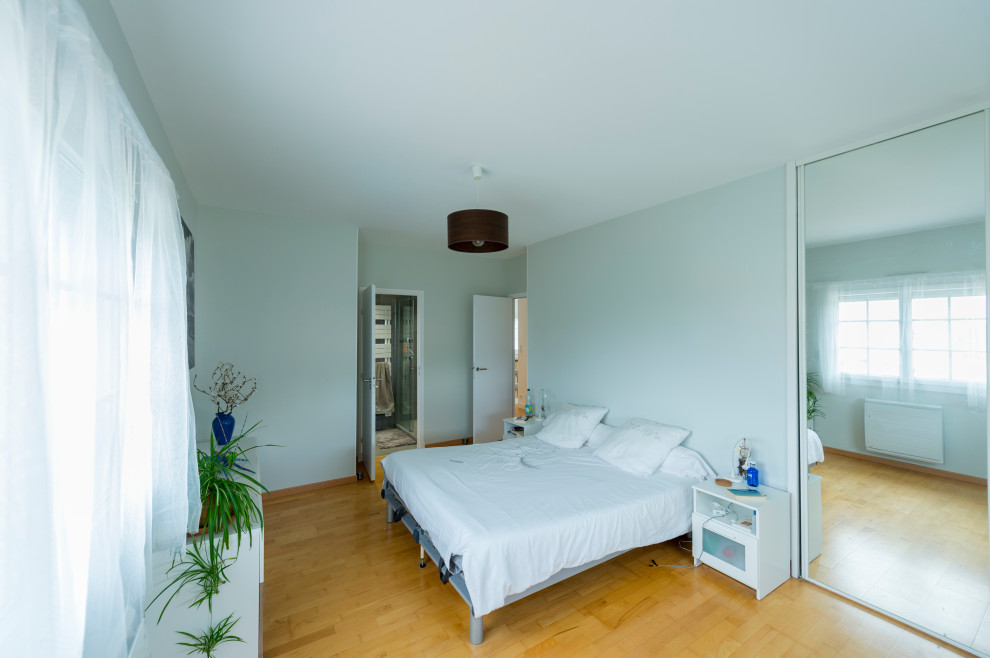 This is an example of a large modern bedroom in Toulouse.