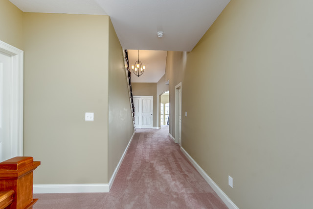 Transitional home design photo in Columbus