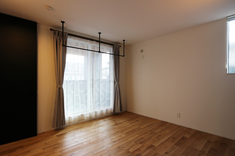 Aménagement d'une chambre parentale moderne de taille moyenne avec un mur blanc, un sol en bois brun, aucune cheminée, un sol beige, un plafond en papier peint et du papier peint.