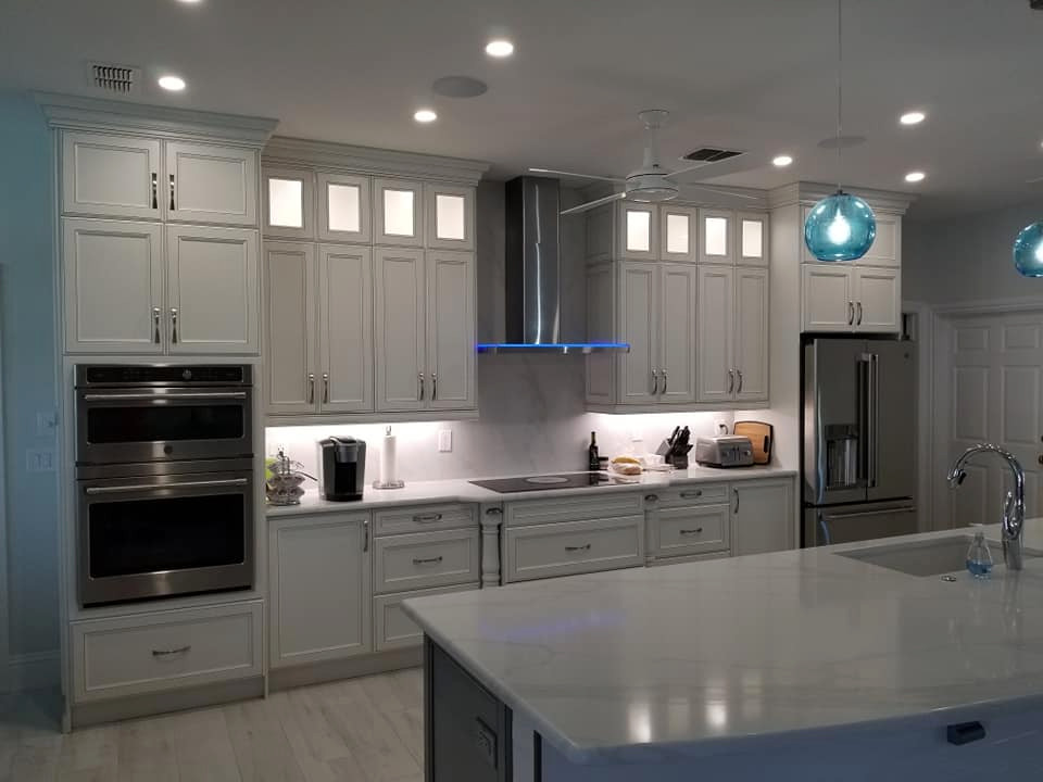 Kitchen - kitchen idea in Miami