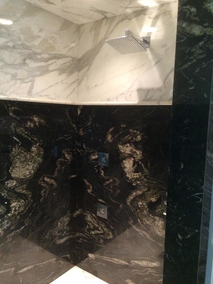 Example of a mid-sized transitional bathroom design