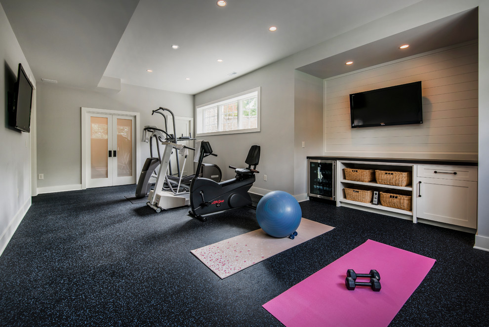 Photo of a transitional home gym in Columbus.