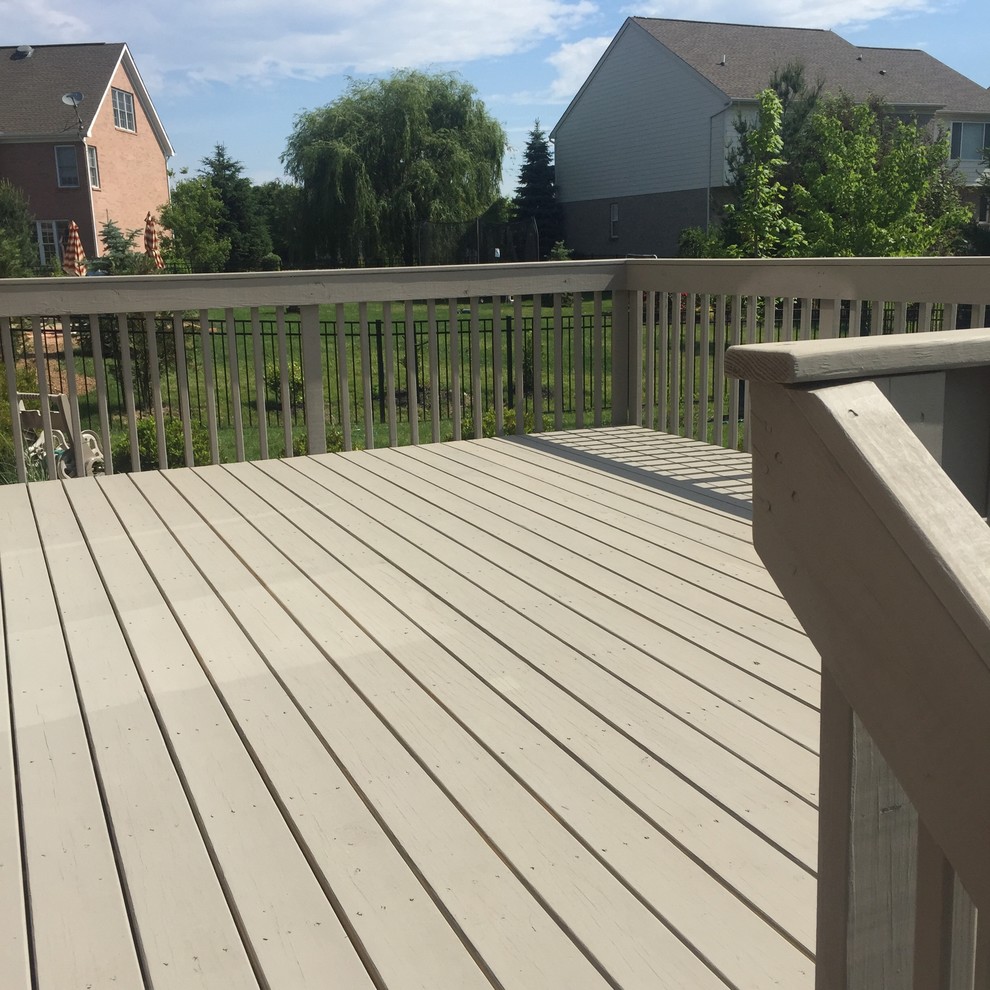 Design ideas for a mid-sized traditional backyard deck in Cleveland with no cover.