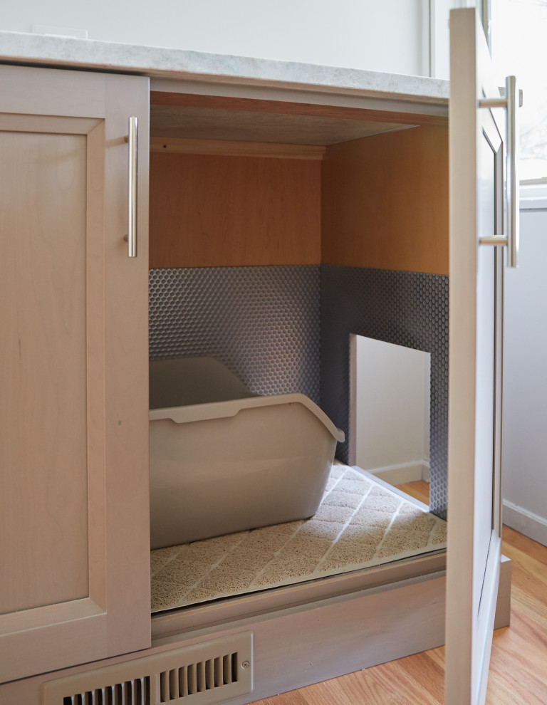 Immagine di una grande cabina armadio unisex contemporanea con ante con riquadro incassato, ante in legno scuro, parquet chiaro e pavimento marrone