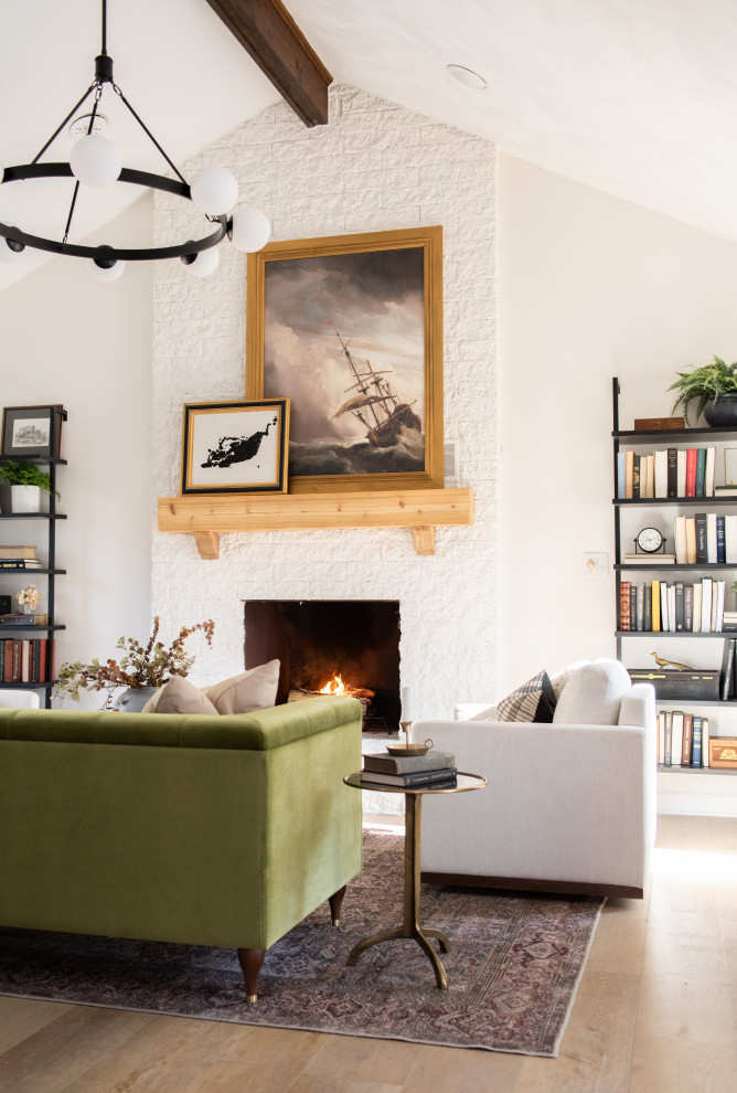 Aménagement d'une grande salle de séjour contemporaine fermée avec un mur blanc, un sol en vinyl, une cheminée standard, un manteau de cheminée en brique, un sol beige, un plafond voûté et du lambris de bois.