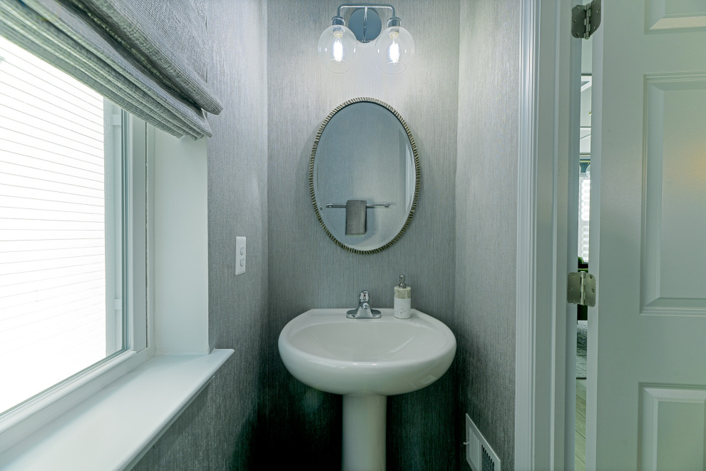 Idee per un bagno di servizio minimalista di medie dimensioni con pareti blu, pavimento in laminato, pavimento beige, soffitto a cassettoni e carta da parati