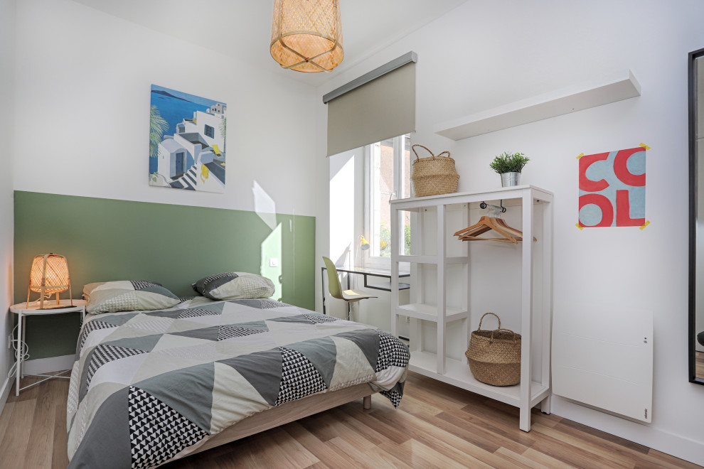 Mittelgroßes Modernes Schlafzimmer mit grüner Wandfarbe und Laminat in Nantes