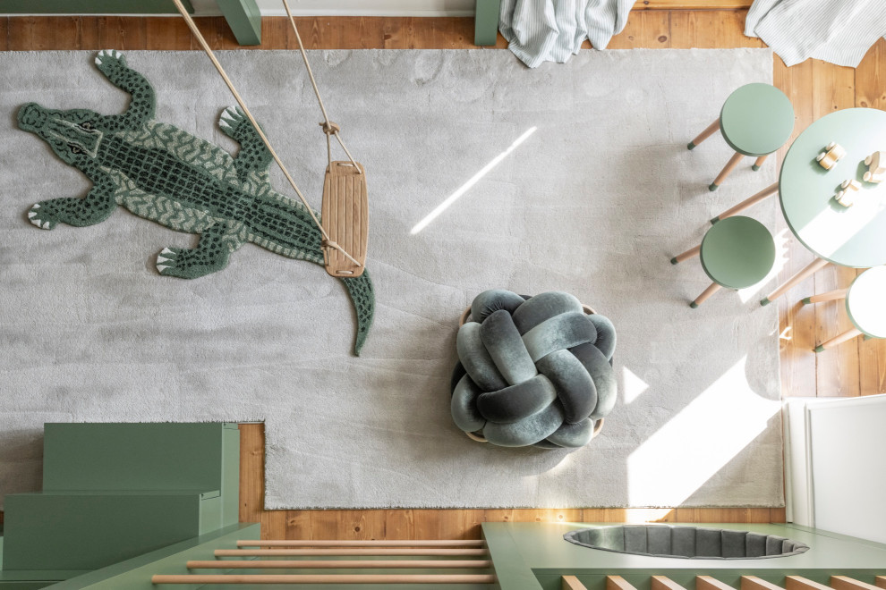 Mittelgroßes Klassisches Jungszimmer mit Spielecke, grüner Wandfarbe, Teppichboden, grauem Boden und Tapetenwänden in Dresden