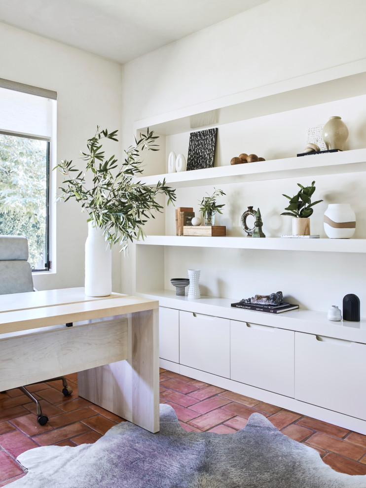 Идея дизайна: кабинет среднего размера в стиле неоклассика (современная классика) с белыми стенами, полом из терракотовой плитки и отдельно стоящим рабочим столом