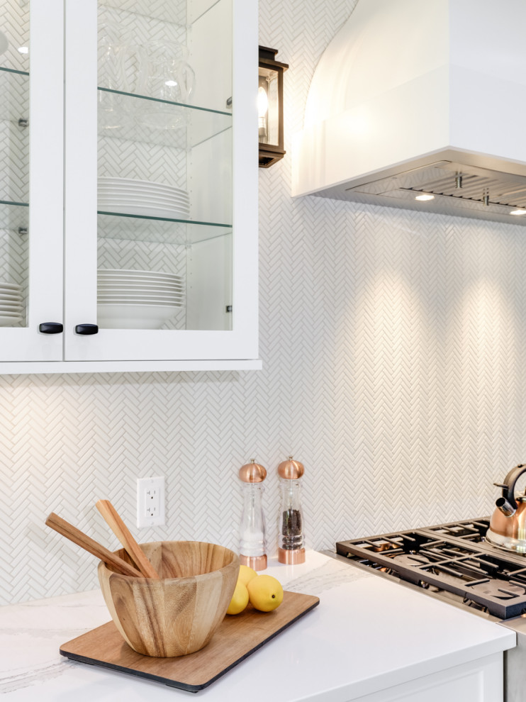 Immagine di una cucina design con ante in stile shaker, ante bianche, top in quarzo composito e top bianco