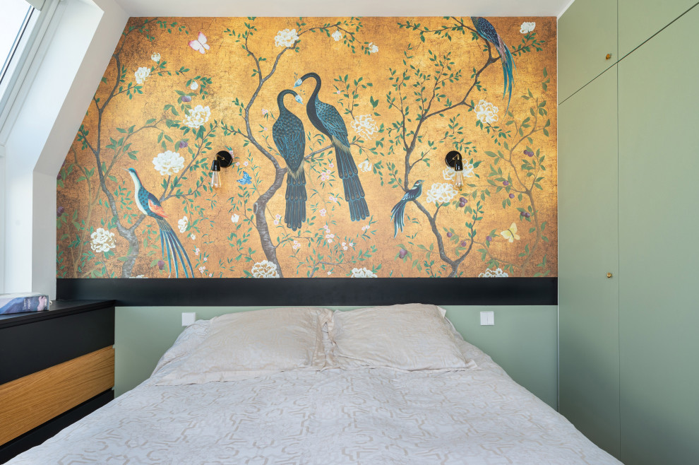 Imagen de dormitorio principal contemporáneo pequeño con paredes verdes, suelo de madera clara y papel pintado