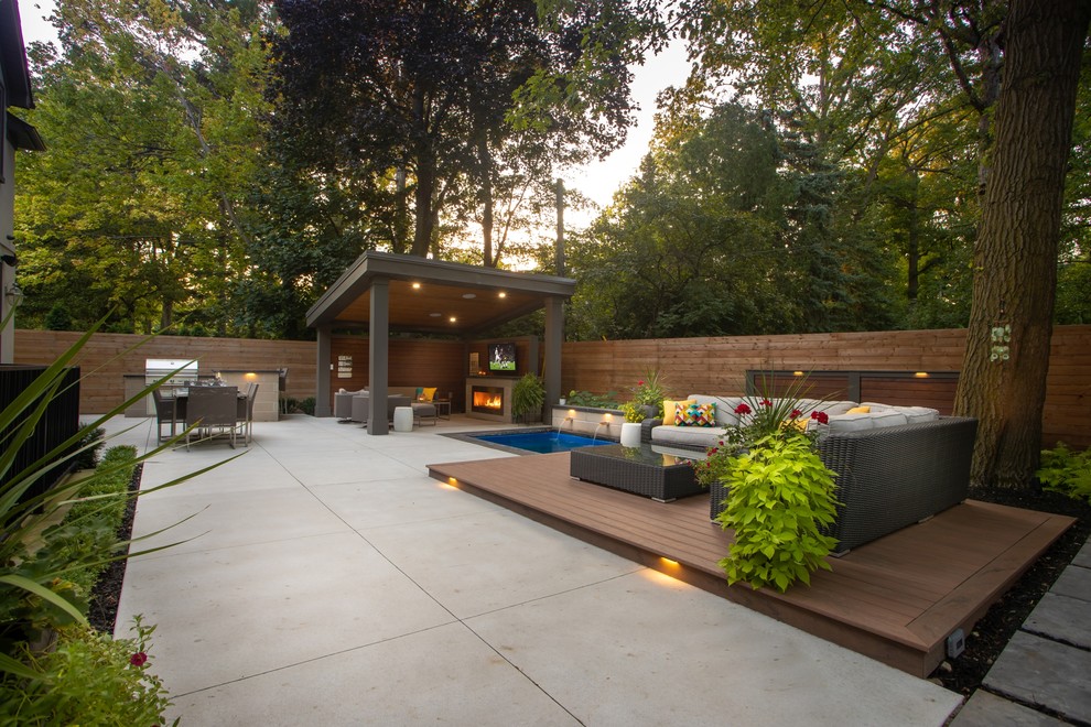 Photo of a transitional backyard landscaping in Toronto.