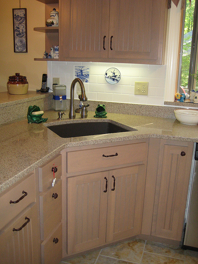 Inspiration for a large transitional u-shaped porcelain tile eat-in kitchen remodel with an undermount sink, beaded inset cabinets, light wood cabinets, quartz countertops, white backsplash and subway tile backsplash