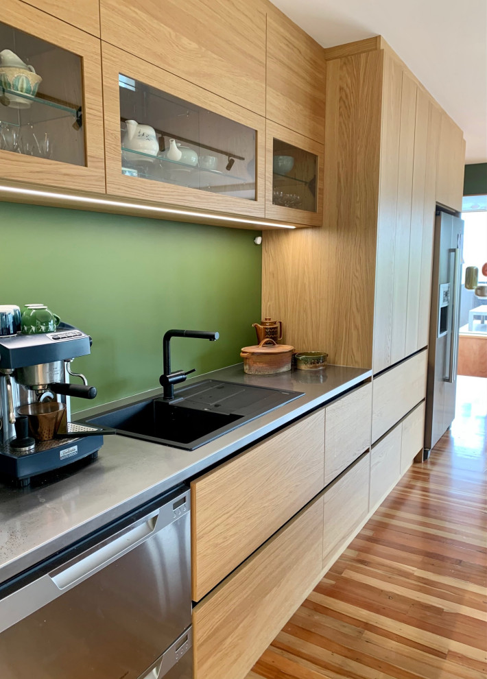 Kitchen - mid-century modern kitchen idea in Wellington